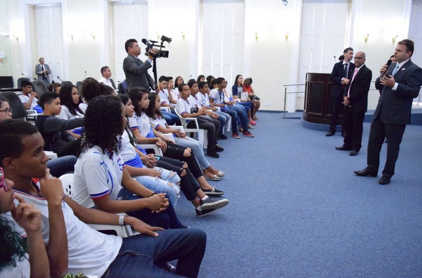Léo Loureiro recepciona estudantes do projeto 'Fale, Educação!' na ALE