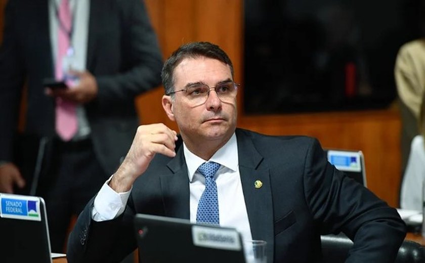 Juíza manda Flávio Bolsonaro retirar do ar vídeo do pai dizendo que Boulos defende traficantes
