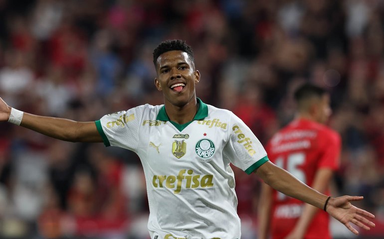 Estêvão marca, Palmeiras vence Athletico-PR e reafirma briga pelo tri do Brasileirão