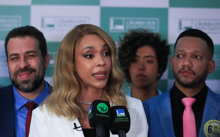 Erika Hilton, do PSOL, protocola PEC contra escala 6x1; documento conta com 234 assinaturas