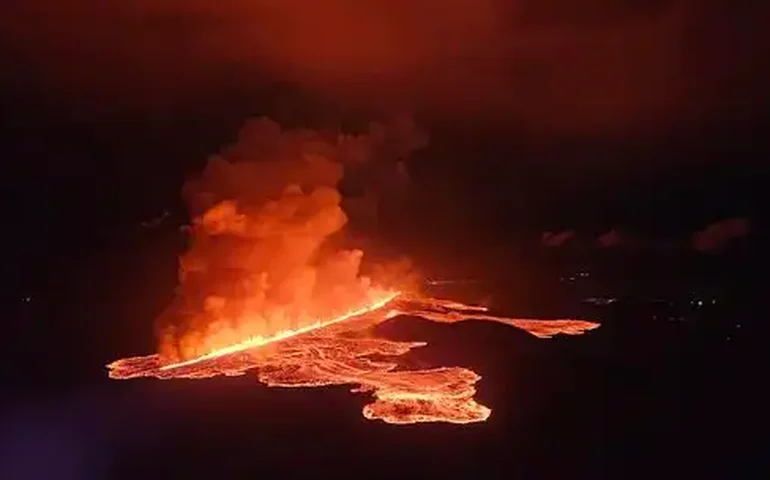 Vulcão Taal entra em erupção nas Filipinas e lança nuvens de cinzas a mais de 2 km de altura