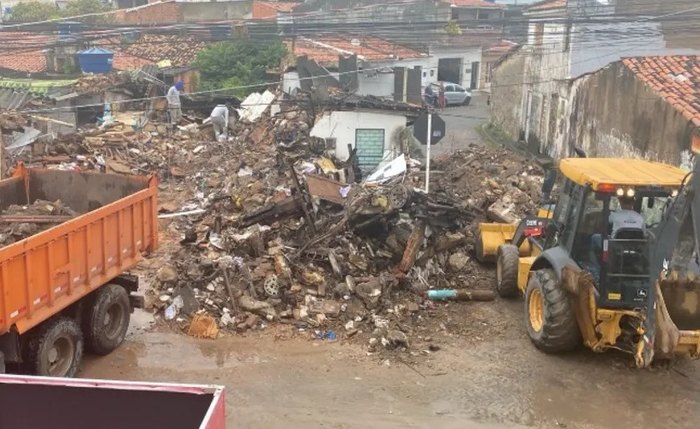 Casa desabou após o incêndio criminoso mas as moradoras saíram do imóvel antes e sem ferimentos