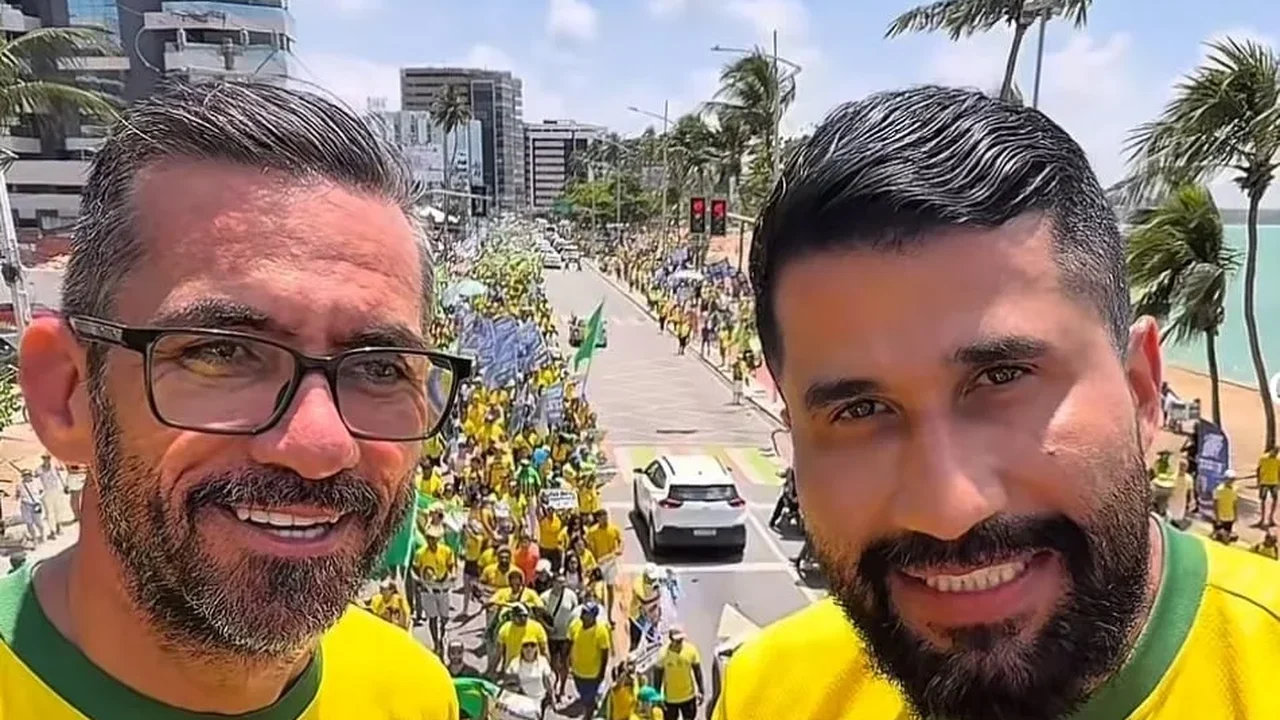 Bolsonaristas Fábio Costa e Leonardo Dias exaltam Flávio e Alfredo Gaspar, mas ignoram JHC e Marina em ato em Maceió