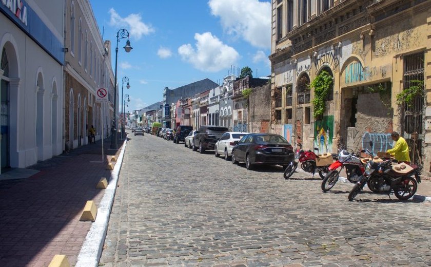 Homem leva facada pelas costas na orla de Maceió