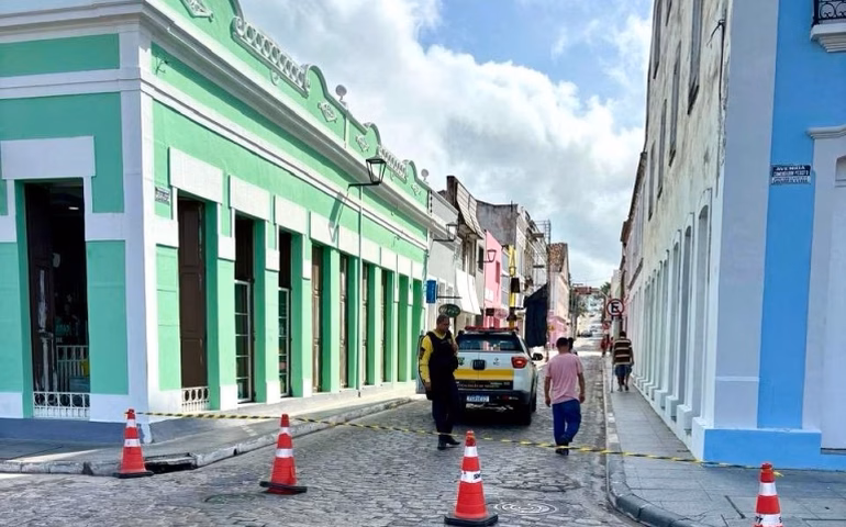 Trânsito é alterado na rua Siqueira Campos para pintura de casarões históricos de Penedo