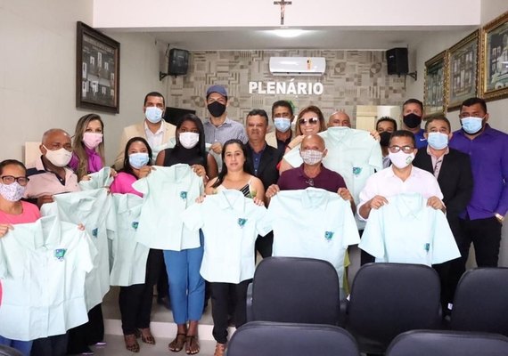 Câmara de Santana Mundaú entrega fardamento a servidores