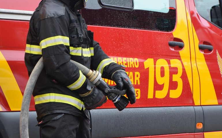 Carro cai em cratera na BR-101, em São Miguel dos Campos; ninguém ficou ferido