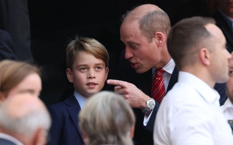 Príncipe William dá 'bronca' em filho, príncipe George, na Copa do Mundo de Rugby