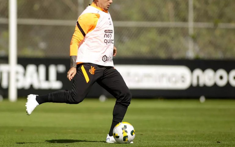 Corinthians se reapresenta com esperança de ter Fagner contra o Goiás