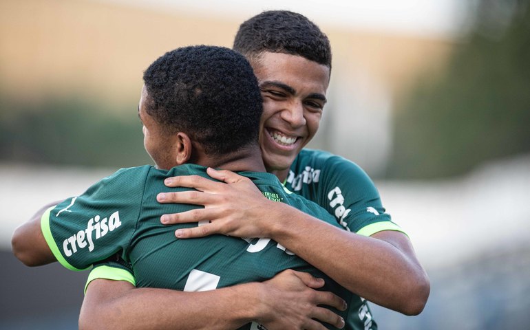 Palmeiras faz reabilitação em Porto Alegre e Luis Guilherme celebra volta aos campos