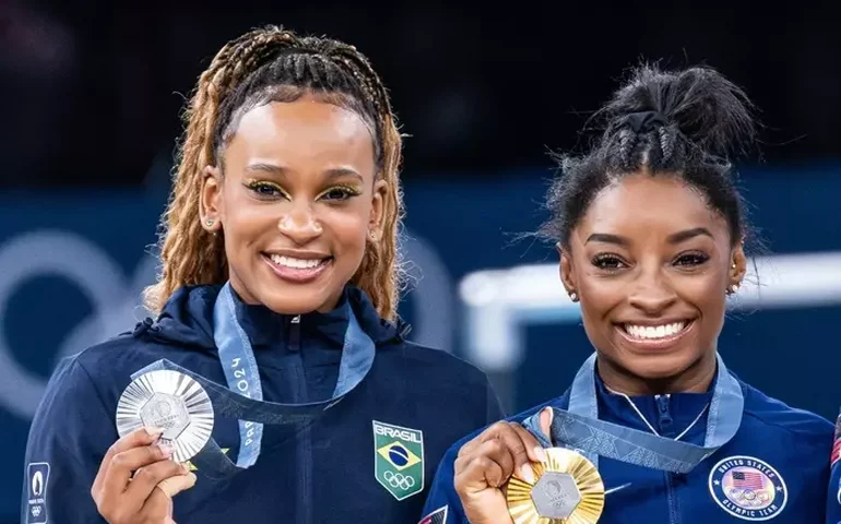 Simone Biles grava VÍDEO elogiando Rebeca antes da final: “Minha maior competidora”