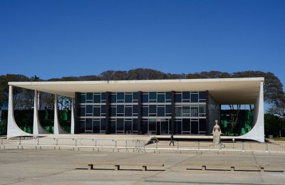 STF é acionado em relação à vacinação de adolescentes