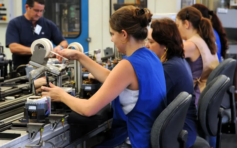 Produção industrial segue 1,4% acima do patamar pré-pandemia, mostra IBGE