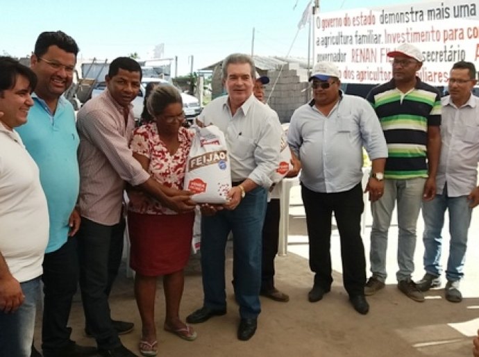 Assentamentos em Campo Alegre recebem sementes do governo