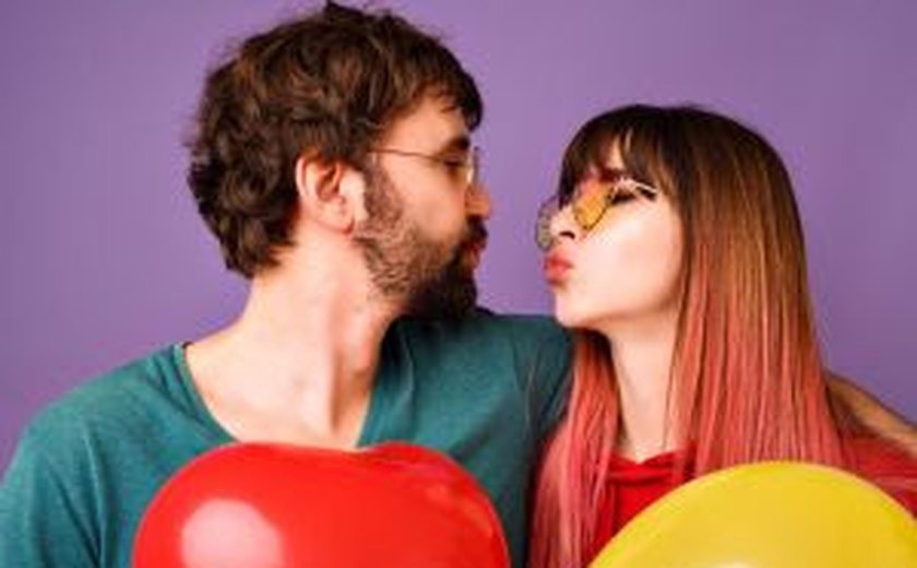 Dentista alerta para doenças transmitidas por beijos no Carnaval