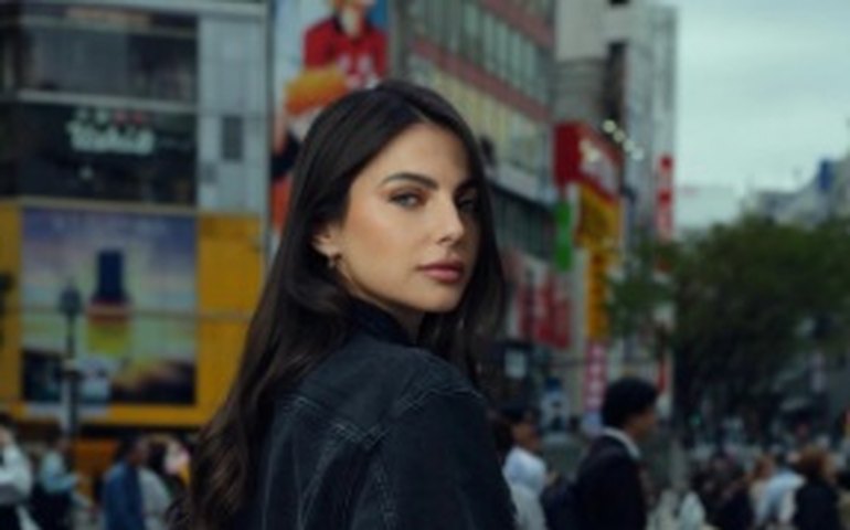 Kelly Piquet anda de trem lotado no Japão para ver Verstappen e beija namorado após nova vitória na F1