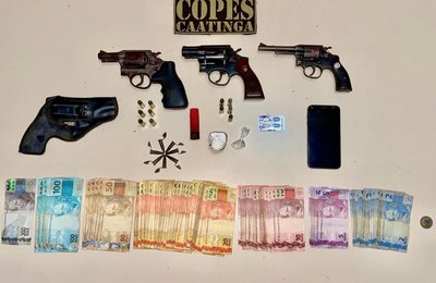PM-AL apreende quantia em dinheiro, cocaína e três armas de fogo em ação no Sertão