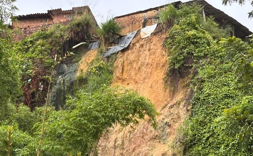 Deslizamento de terra atinge e força interdição de casas na Comunidade Bolão, em Maceió