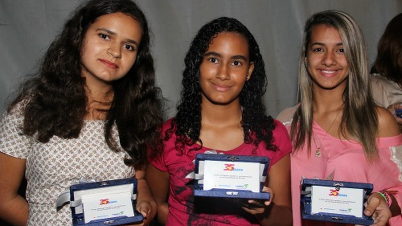 Arapiraca: Meninas arapiraquenses se destacam em concurso de redação