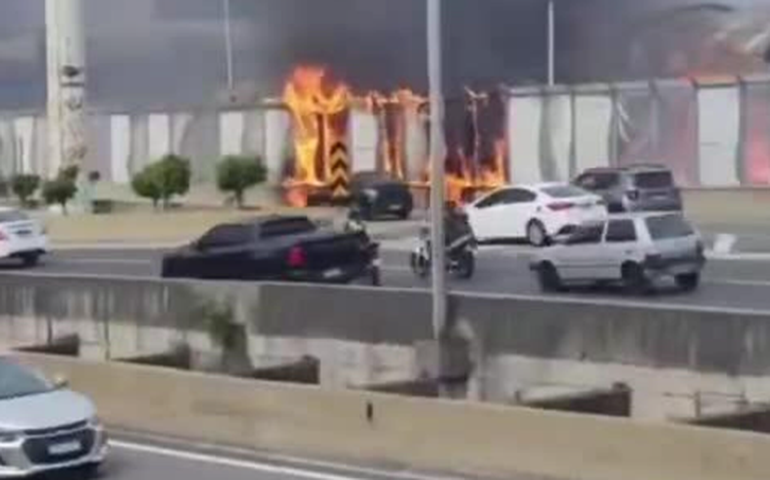 Incêndio interdita saída da Linha Amarela e destrói placas de proteção