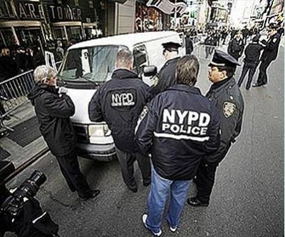 Van suspeita faz NY reforçar segurança no último dia do ano