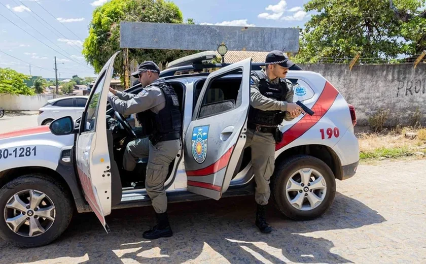 Homem chama a polícia depois de esfaquear vítima durante briga em bar