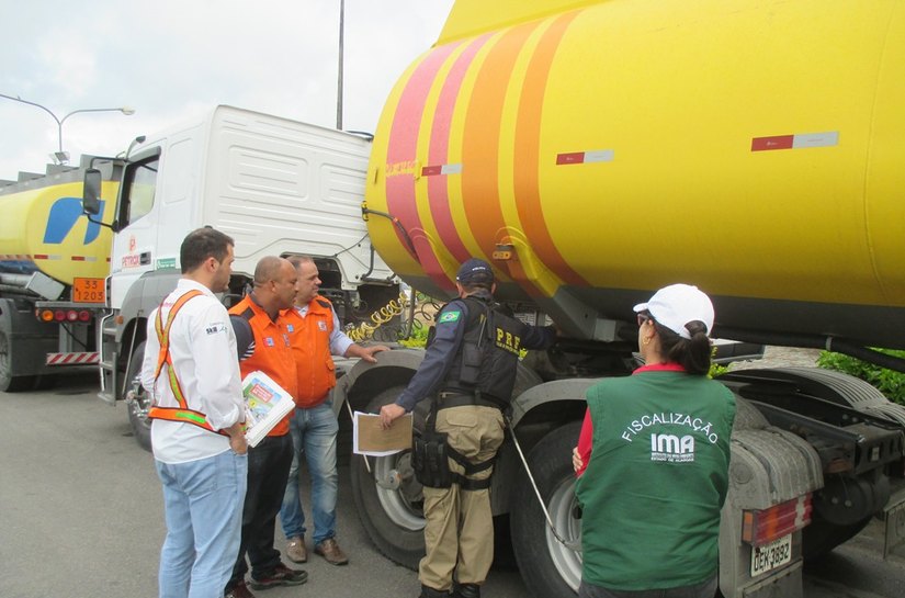 Fiscalização da P2R2 vistoria transportes de produtos perigosos na BR-101