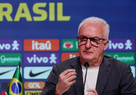 Dorival chama laterais Alex Telles e Dodô para jogo da seleção contra o Uruguai