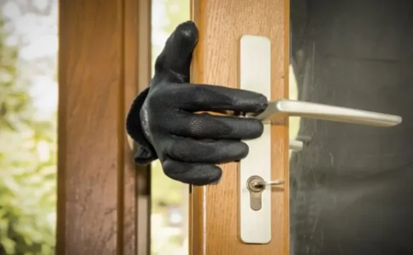 Homem é detido após tentar invadir prédio da ex-esposa e ameaçá-la por mensagens em Maceió