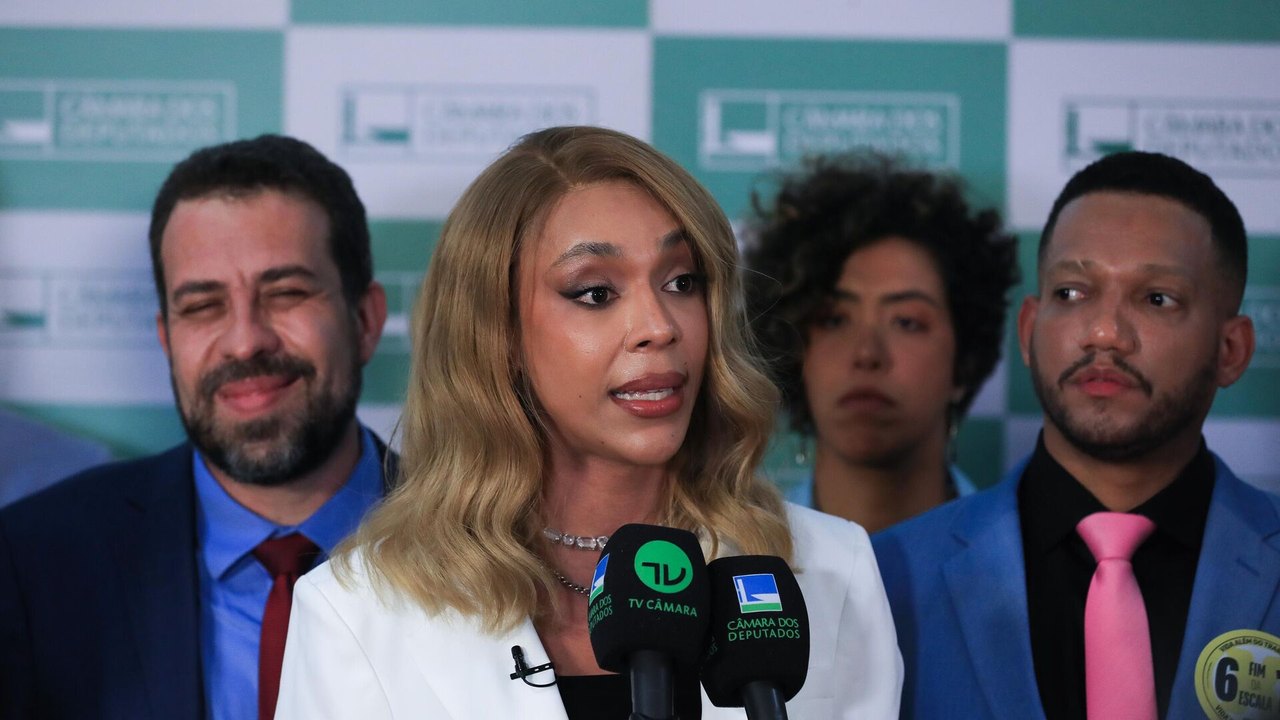 Erika Hilton, do PSOL, protocola PEC contra escala 6x1; documento conta com 234 assinaturas