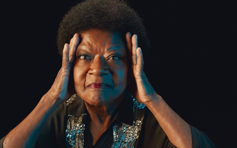 Alaíde Costa grava disco, faz shows e celebra reconhecimento aos 88 anos