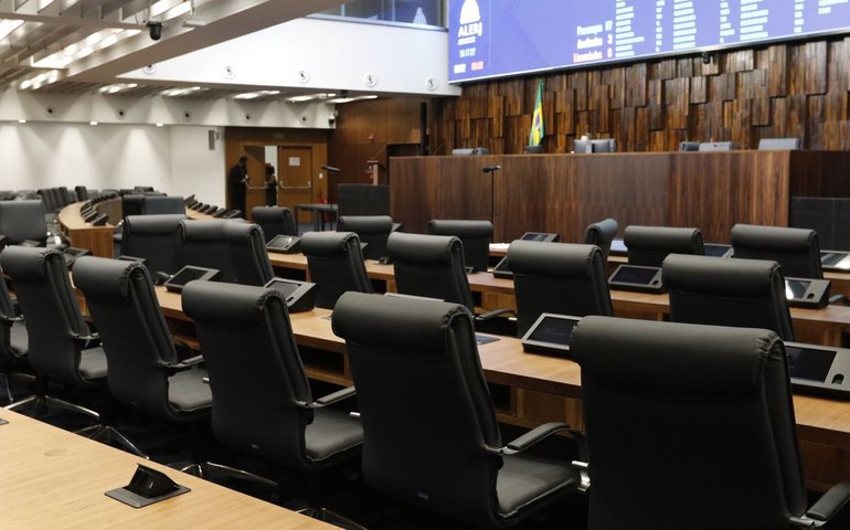 Proposições legislativas sobre IA priorizam controle e vigilância, aponta dossiê