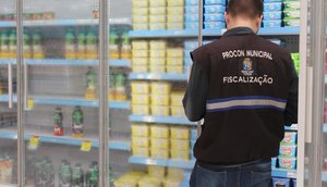 Procon fiscaliza supermercados / Foto: Débora Sales 