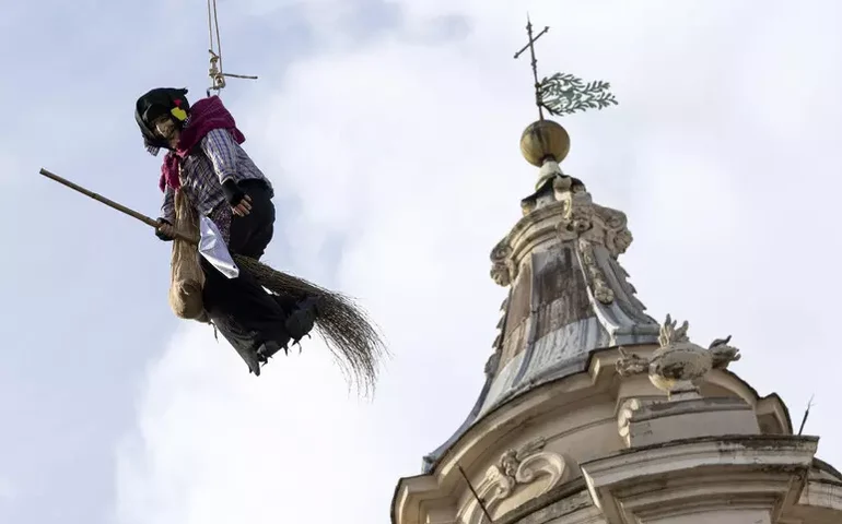 Itália celebra 'Dia de Reis' com festa da bruxa Befana