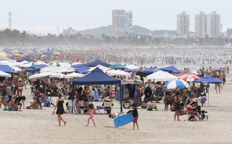 Fim de semana do Natal tem 15 áreas impróprias no litoral de SP; veja