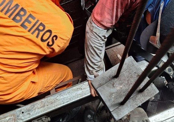 Trabalhador é resgatado pelos Bombeiros após ficar preso em elevador em Maceió