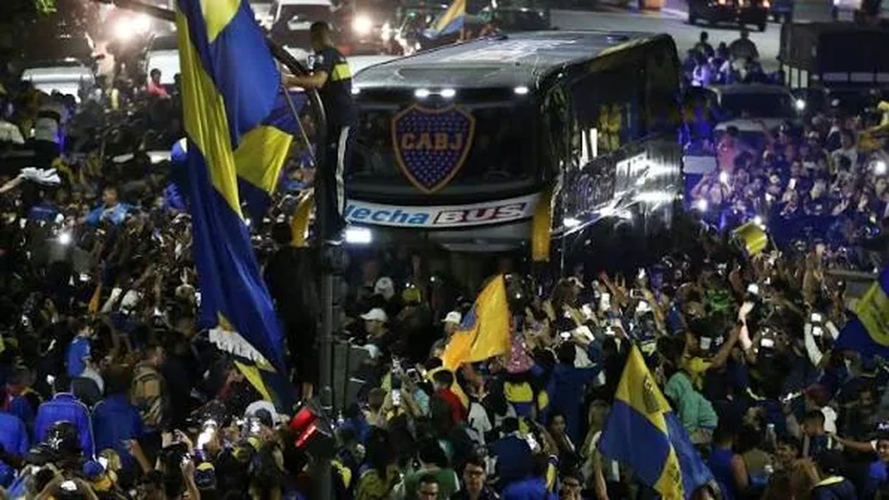 Ônibus do Boca Juniors deixa estádio e esquece de Ángel Romero e outros três jogadores