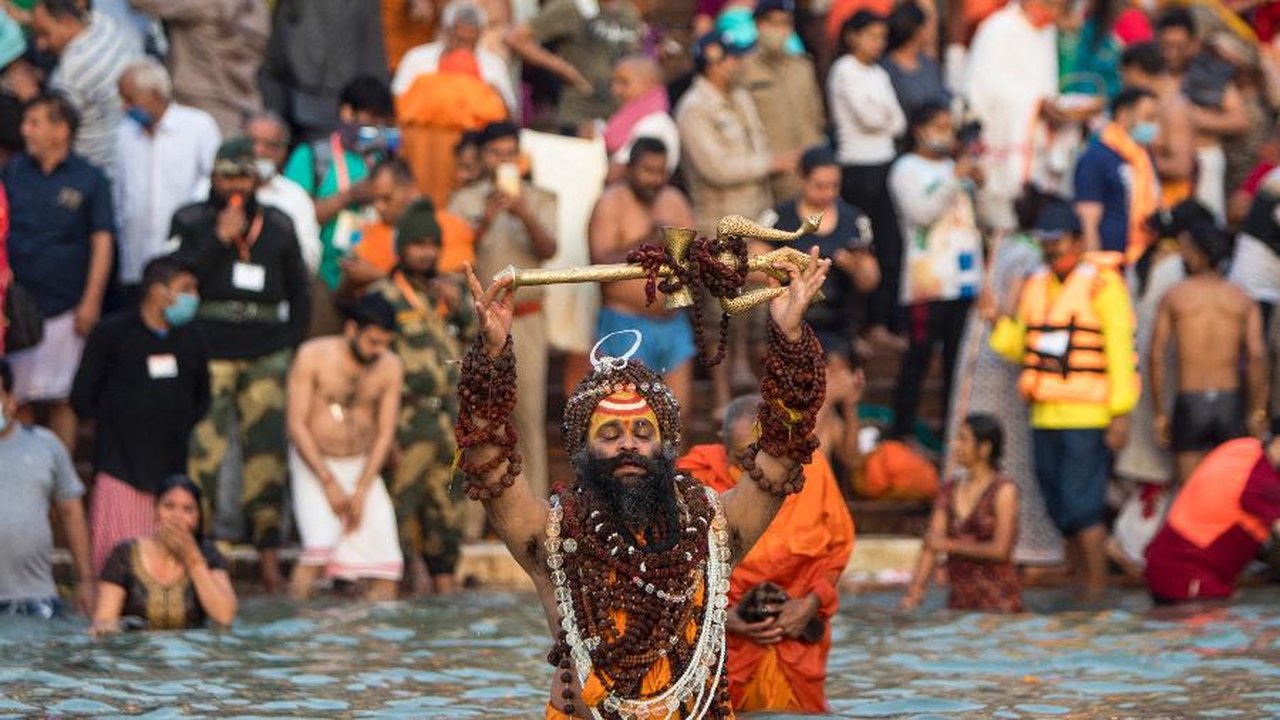 Dezenas de crianças se afogam em banhos em rios e lagoas durante festival hindu