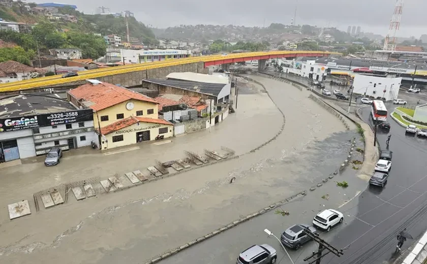 Chuvas intensas causam alagamentos e transtornos no trânsito em Maceió