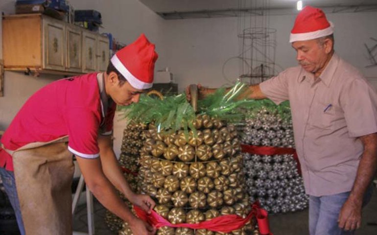 Artistas plásticos e artesãos da terra dão toque mágico ao Natal
