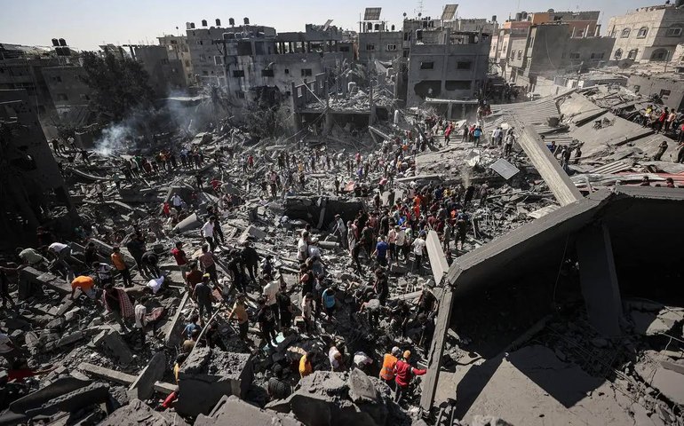 'Cheiro perturbador': Crise sanitária em Gaza força moradores a viver entre pilhas de lixo e sob risco de contaminação