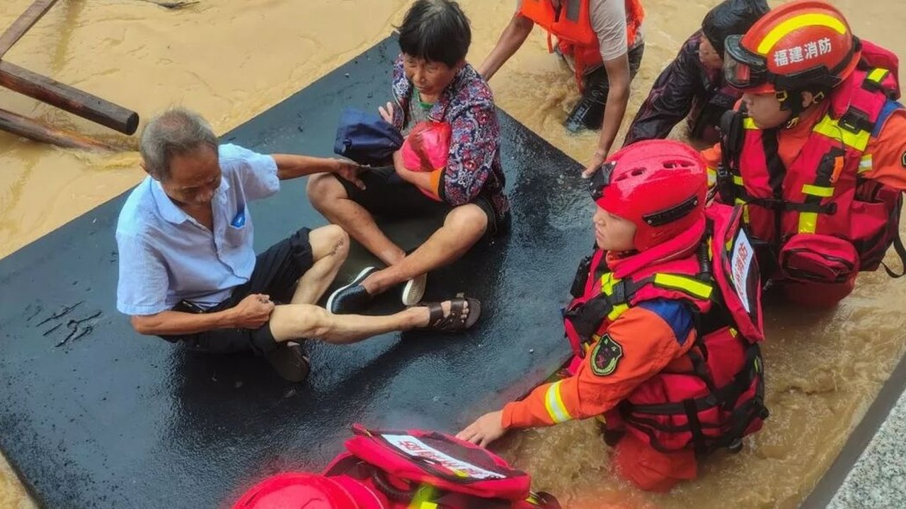 China enfrenta chuvas torrenciais causadas pelo tufão Doksuri