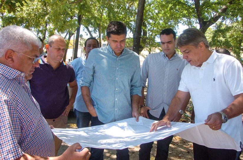 Prefeito Rui Palmeira vistoria obras de reurbanização no Joaquim Leão
