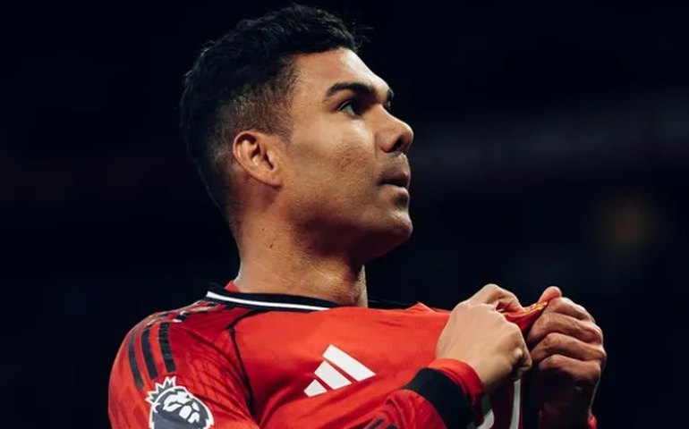 Casemiro faz última partida pelo Manchester United em Old Trafford, é aplaudido e deixa campo emocionado