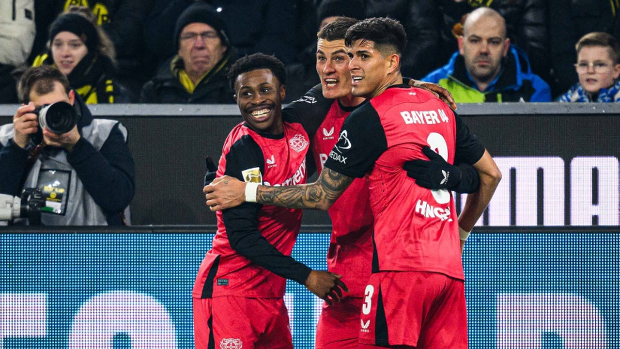 Leverkusen faz três gols em 19 minutos, vence o Borussia e esquenta briga no topo do Alemão