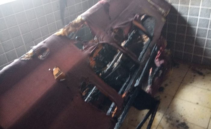 Fogo destruiu o móvel em poucos minutos Fogo destruiu o móvel em poucos minutos
