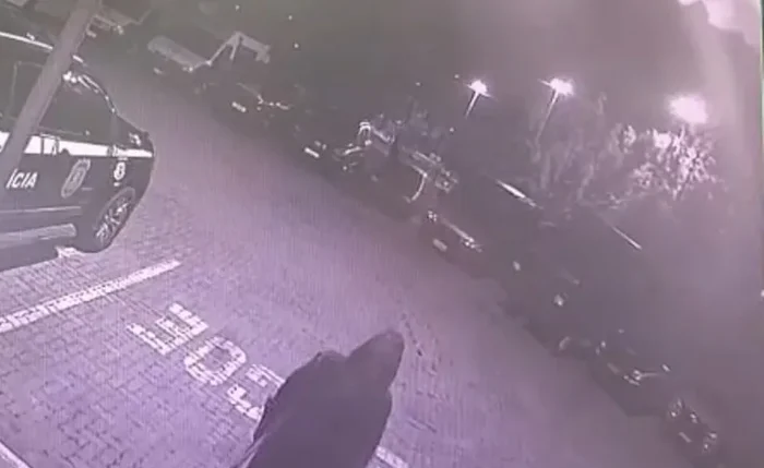 Homem invade delegacia e furta viatura da Polícia Civil