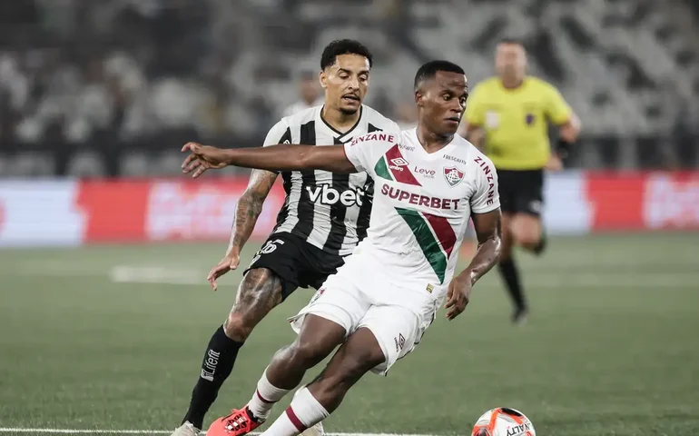 Botafogo e Fluminense disputam clássico no Nilton Santos