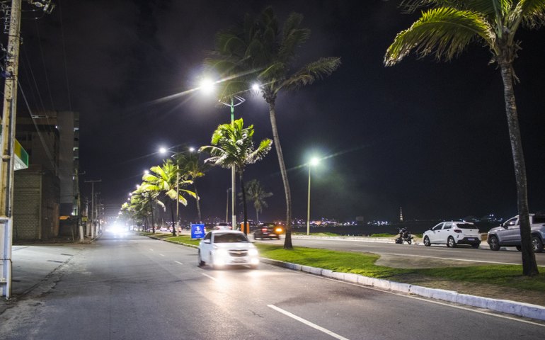 Avenida Assis Chateaubriand recebe manutenção de projetores