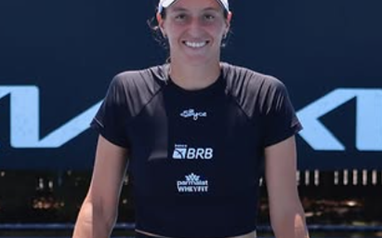 Luisa Stefani cai em Abu Dabi e vê fim de série invicta após título na Áustria